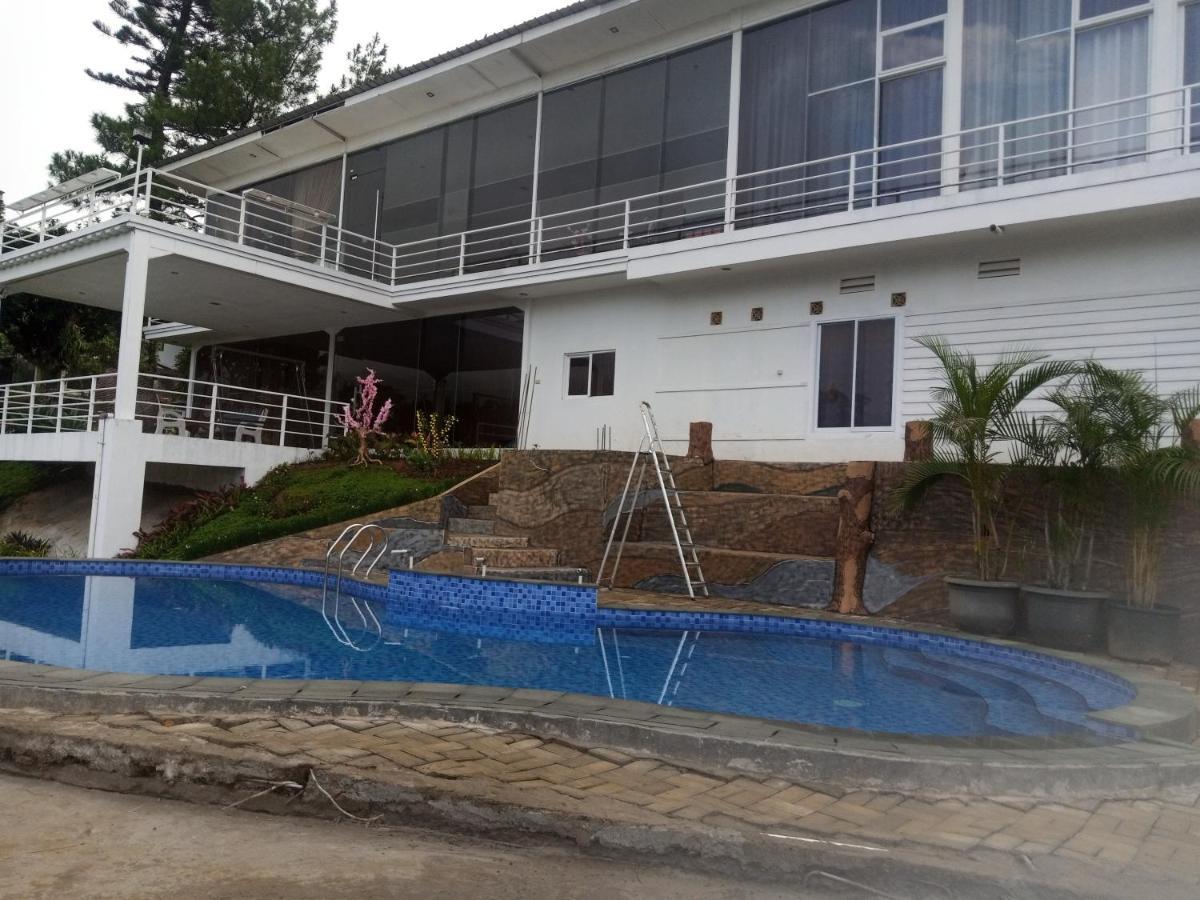 Villa Kaca 88 Cianjur Exterior photo